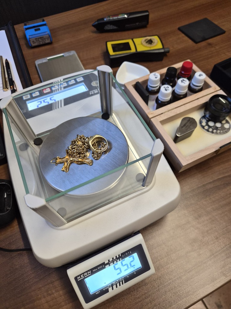 Amtlich geeichte KERN Präzisionswaage mit offen zu Ihnen gerichtetem Digitaldisplay bei Gold & More Wien