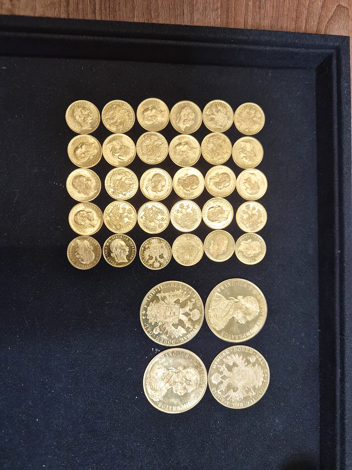 Sammlung von 34 österreichischen Golddukaten mit 30 1-fach und 4 4-fach Dukaten Franz Joseph I. auf Samt