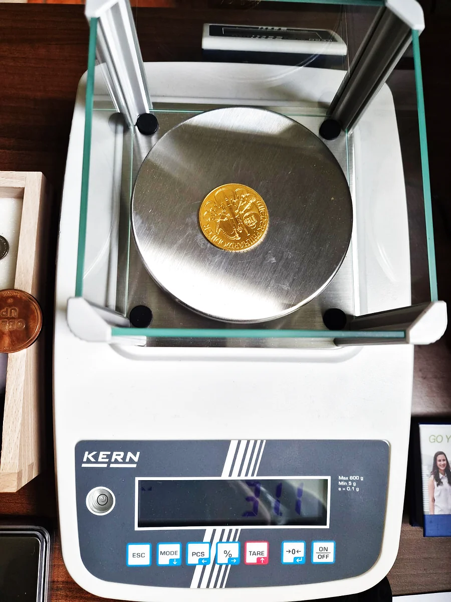 1 Unze Wiener Philharmoniker Feingoldmünze mit exakt 31,1 Gramm auf der digitalen KERN Waage