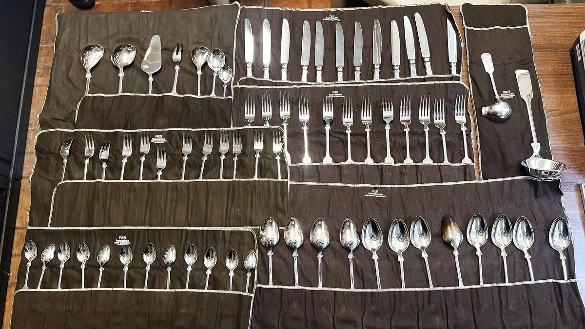 Vollständiges Robbe und Berking Silberbesteck in braunen Stofftaschen beim Ankauf in Wien