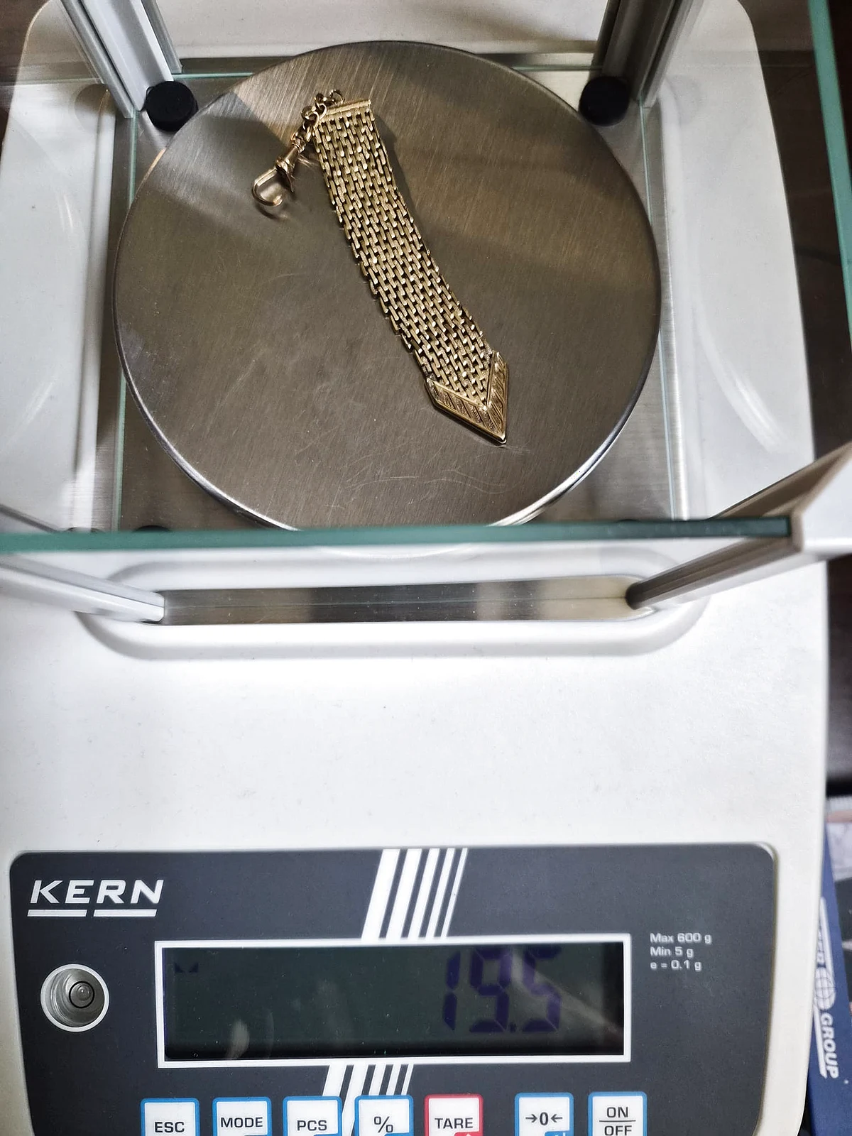 Vintage geflochtenes Gold-Uhrenarmband mit 19,5 Gramm auf der KERN Präzisionswaage